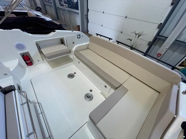 Quicksilver Activ 875 Sundeck