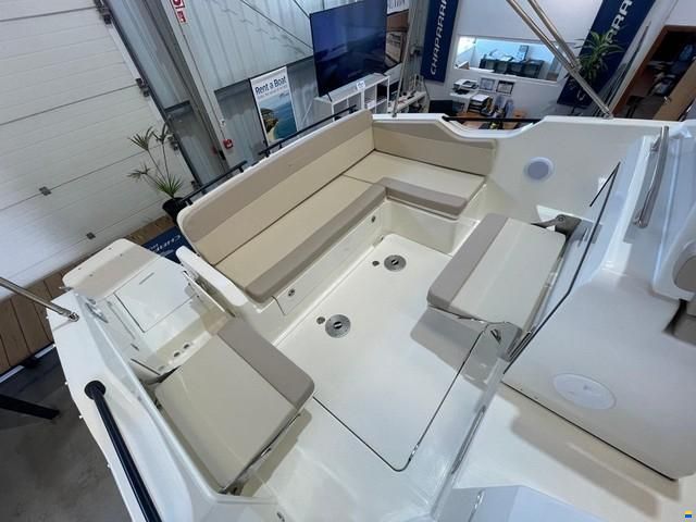 Quicksilver Activ 875 Sundeck