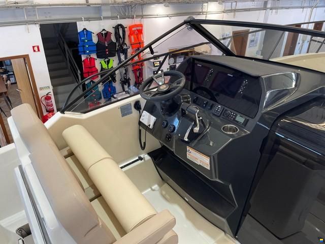 Quicksilver Activ 875 Sundeck