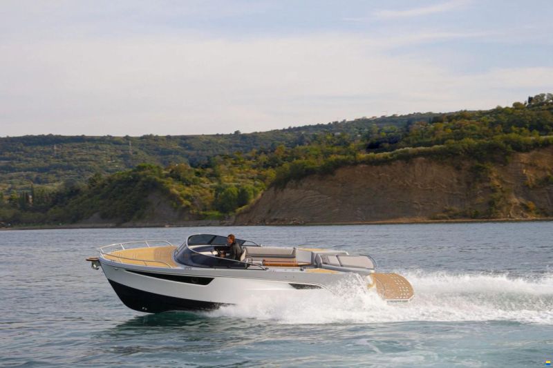 Alfastreet 28 Cabin