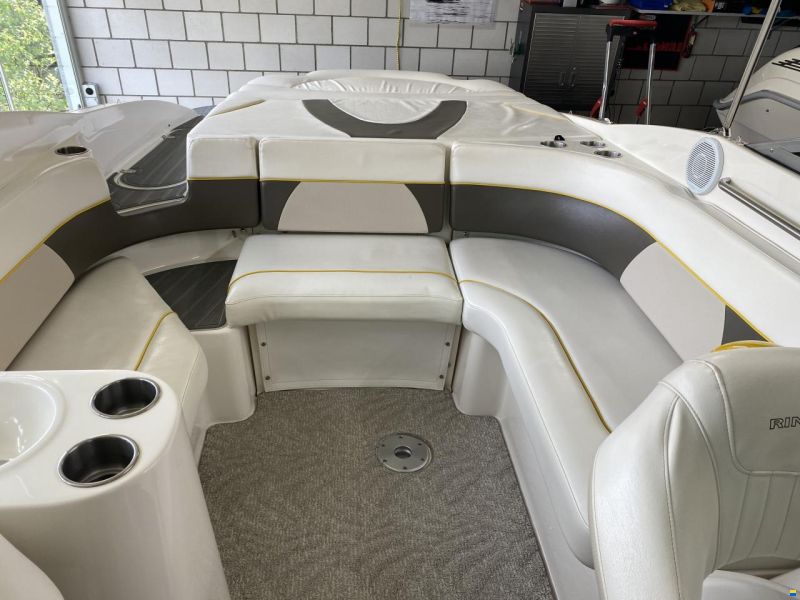 Rinker 262 Captiva Cuddy