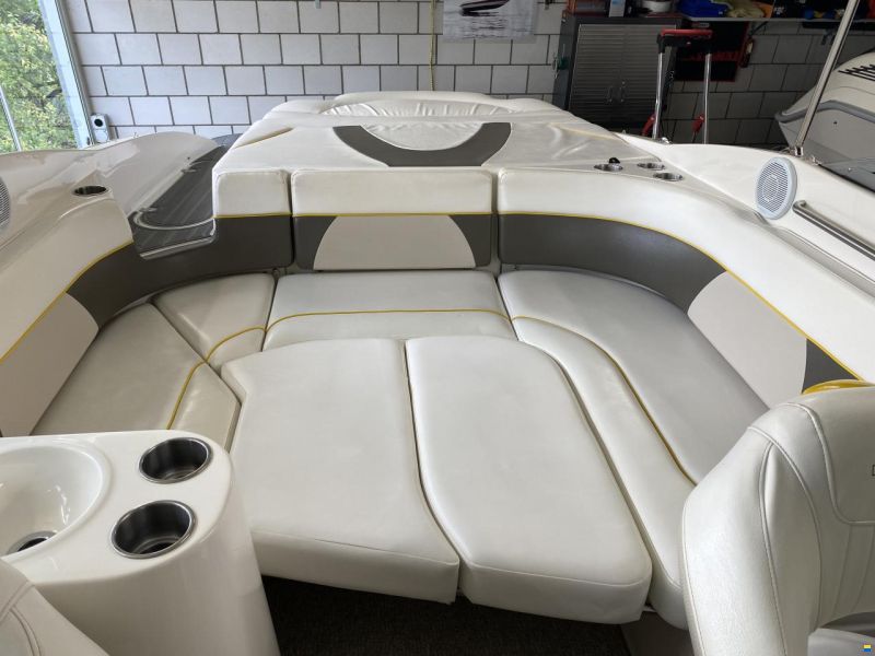 Rinker 262 Captiva Cuddy