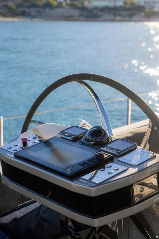 Admiral Yachts Silent 76