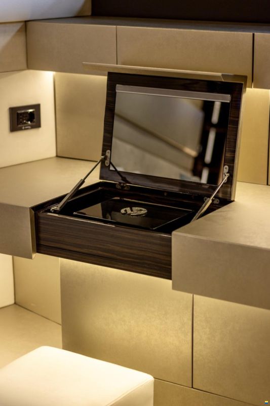 Admiral Yachts Silent 76