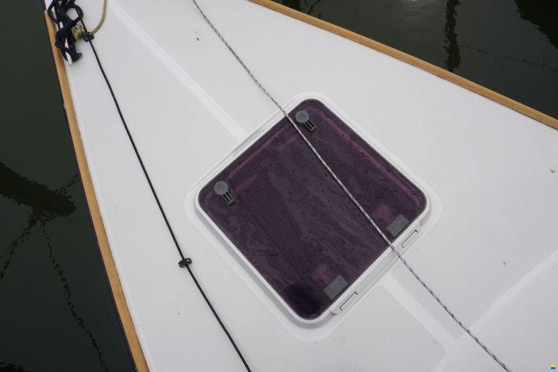 Alerion Express 28