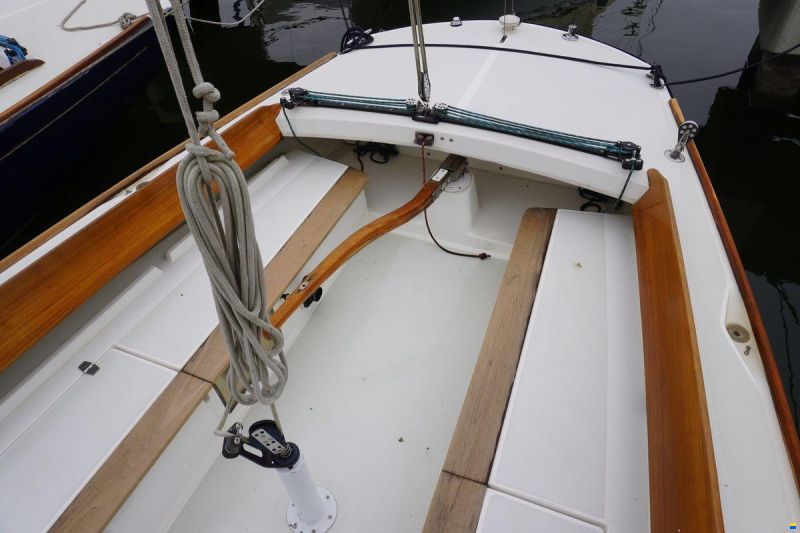 Alerion Express 28