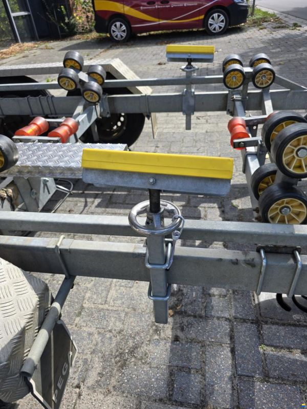 PEGA V-Liner 2700 kg + elektr. lier