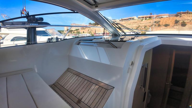 Sealine S335