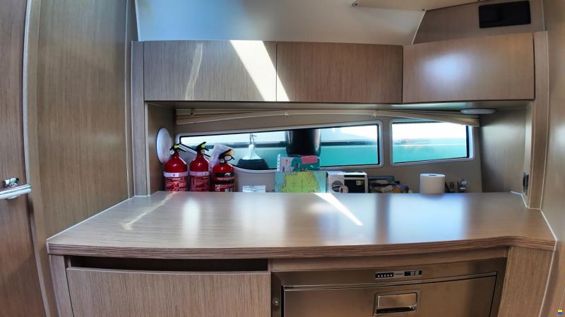 Sealine S335