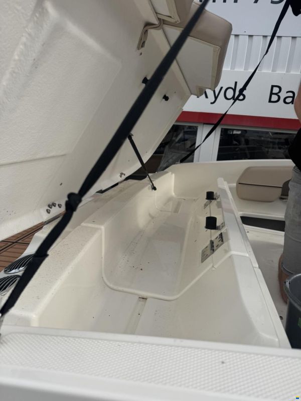 Bayliner VR6 Cuddy med 300 hk Mercruiser-EFI V8 6
