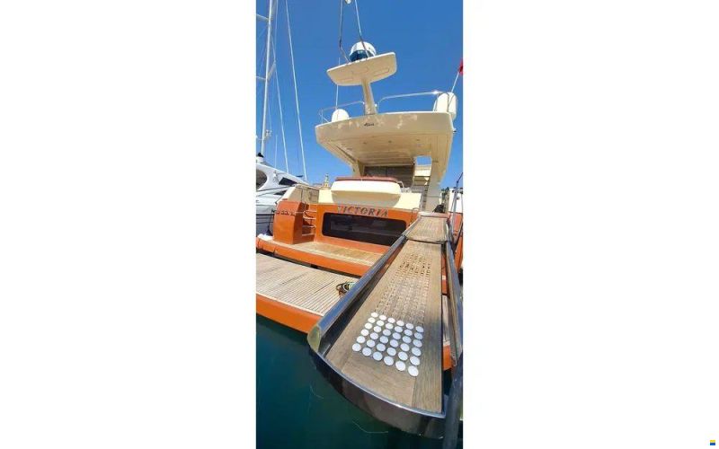 Ferretti Altura 690
