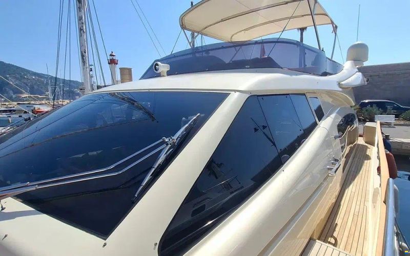 Ferretti Altura 690