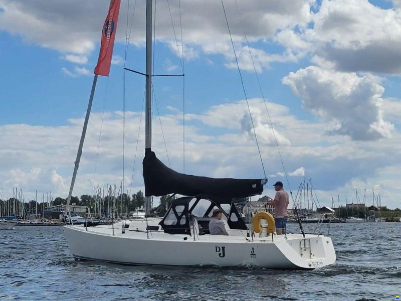 J Boats 105