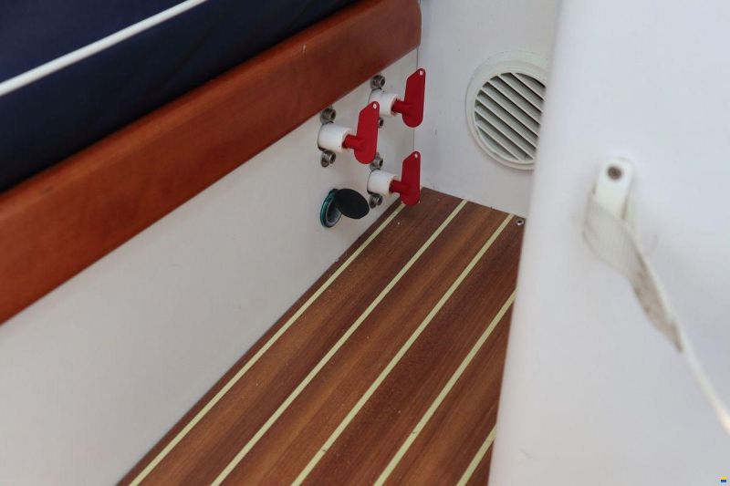 J Boats 105