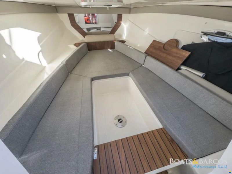 Quicksilver Activ 755 Sundeck