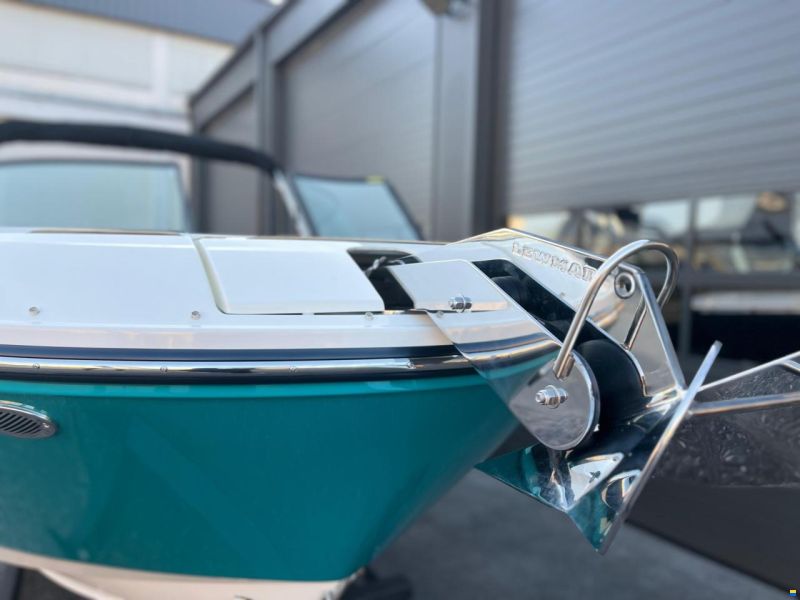 Sea Ray SDX 230