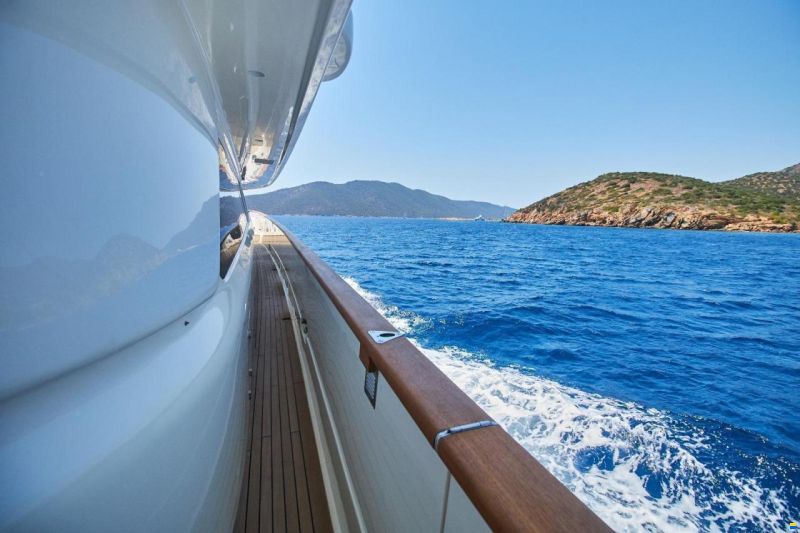 Ferretti Custom Line Navetta 33