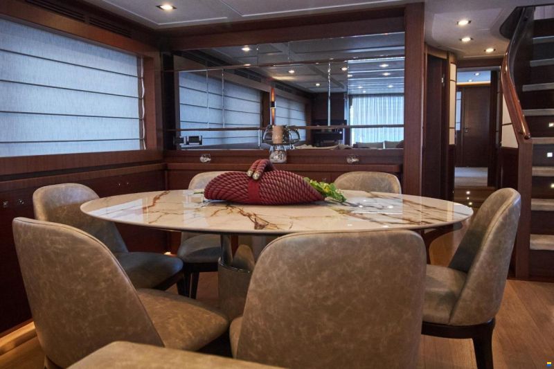 Ferretti Custom Line Navetta 33