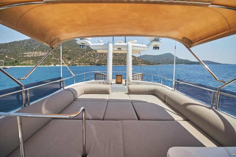 Ferretti Custom Line Navetta 33