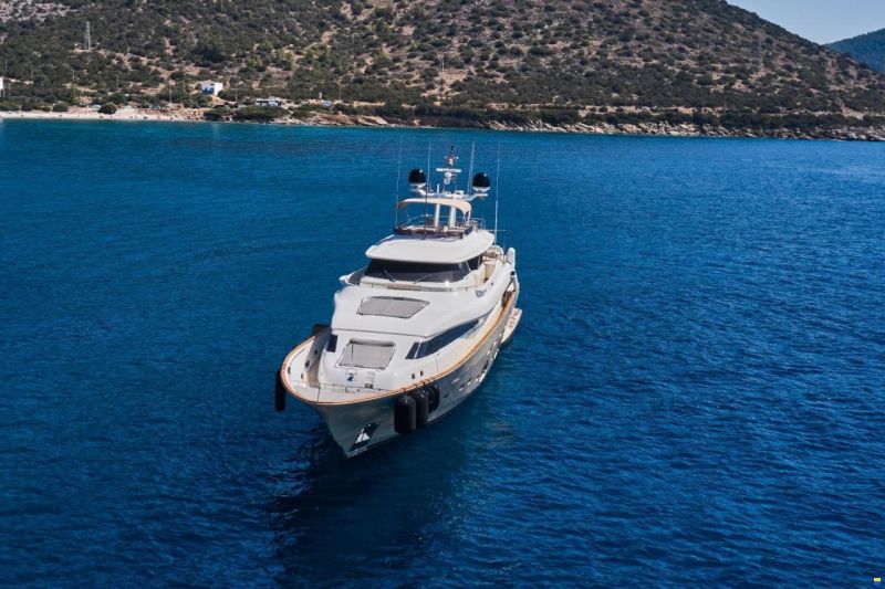 Ferretti Custom Line Navetta 33