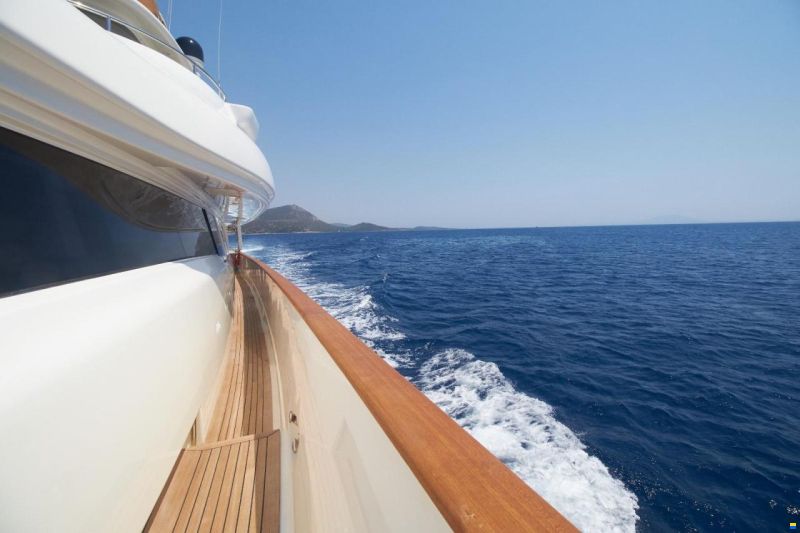 Ferretti Custom Line Navetta 33