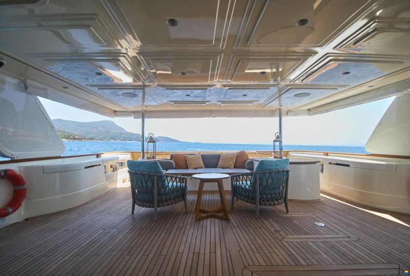 Ferretti Custom Line Navetta 33