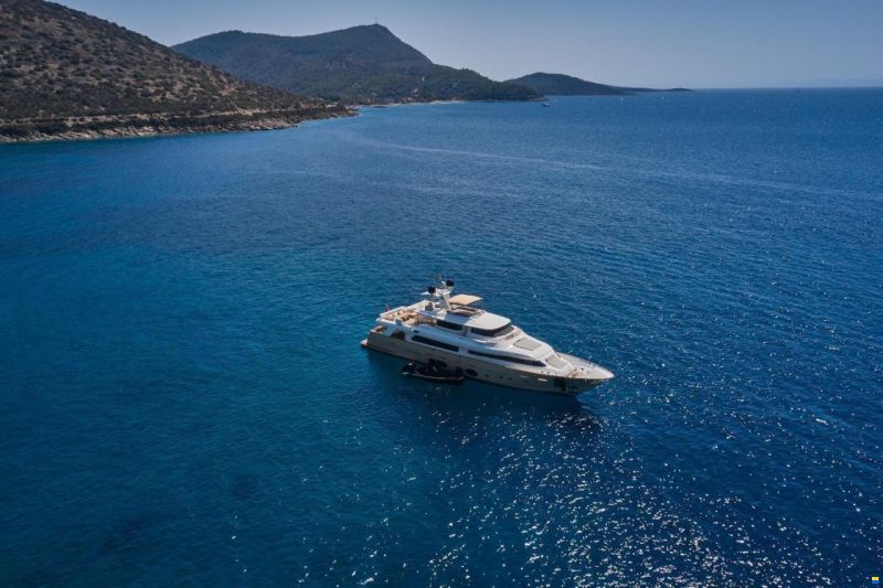 Ferretti Custom Line Navetta 33