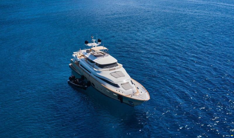 Ferretti Custom Line Navetta 33