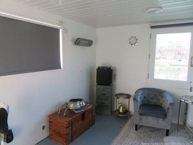 Houseboat Powercat 40 converted to a hou