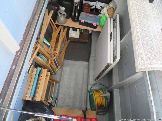 Houseboat Powercat 40 converted to a hou