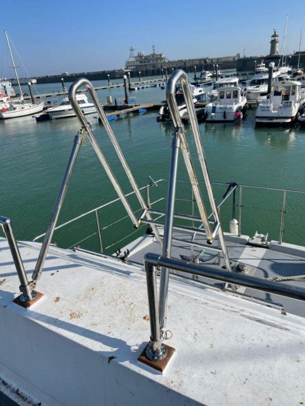 Houseboat Powercat 40 converted to a hou