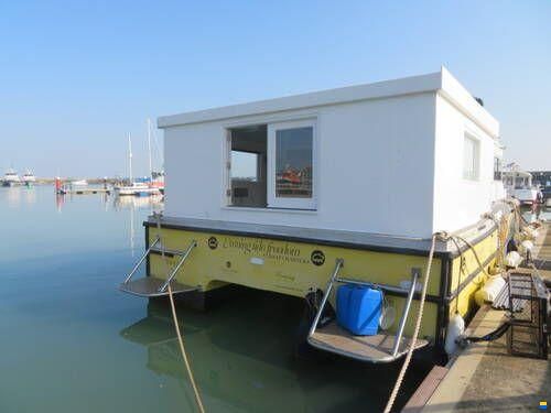Houseboat Powercat 40 converted to a hou