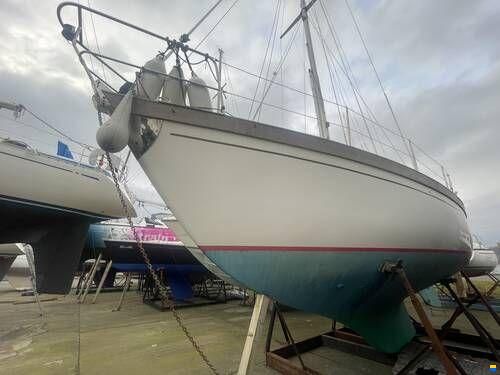Sovereign 32 Deck saloon