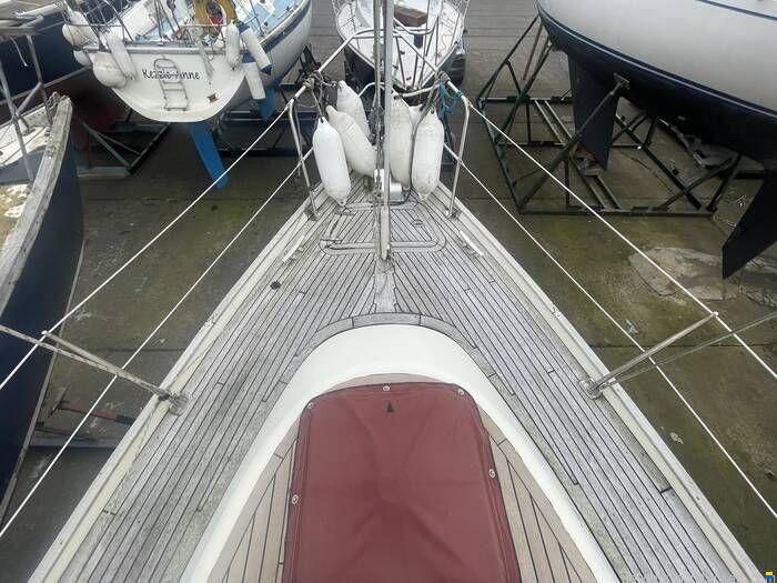Sovereign 32 Deck saloon