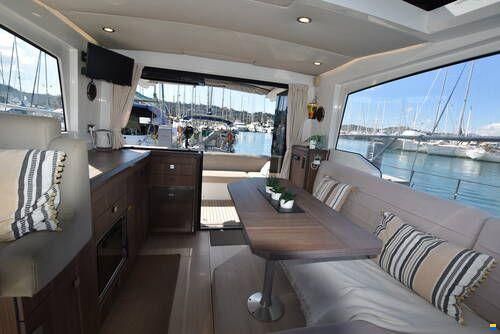 Sealine International C330