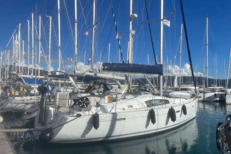 Beneteau Oceanis 43