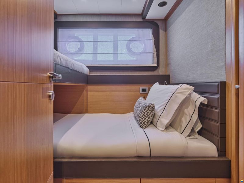 Ferretti 800