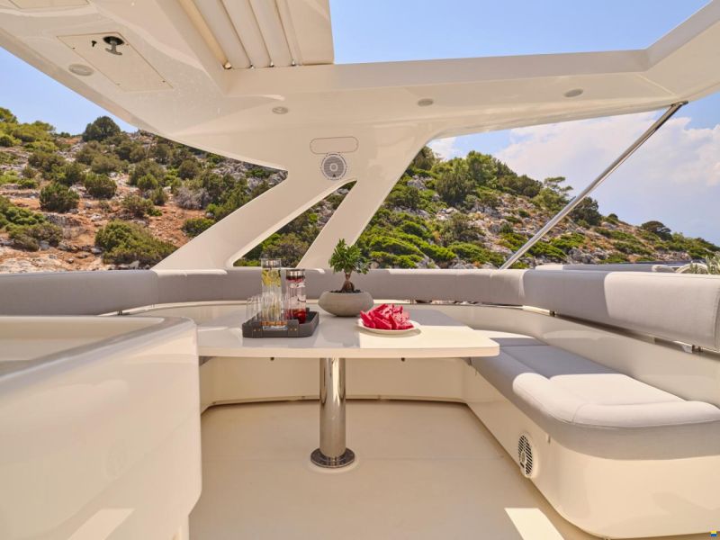 Ferretti 800