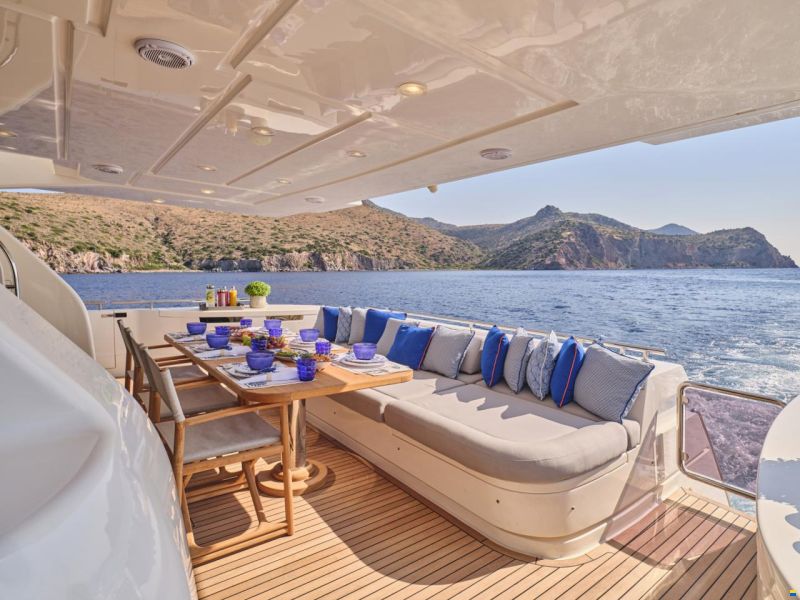 Ferretti 800