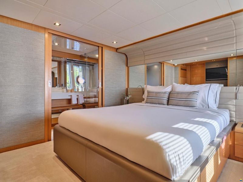 Ferretti 800