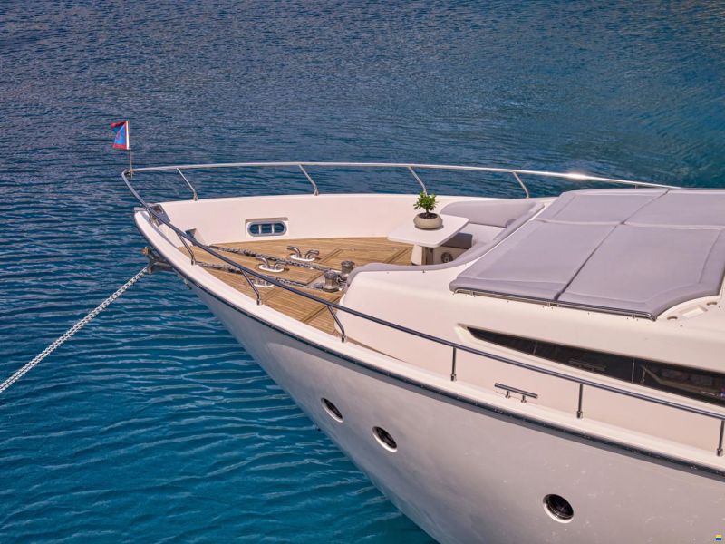 Ferretti 800