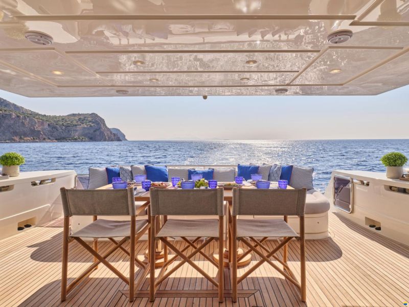 Ferretti 800