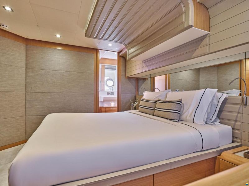 Ferretti 800