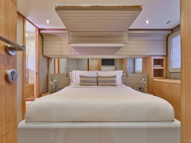 Ferretti 800