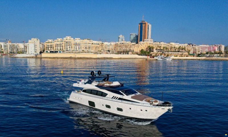 Ferretti 800