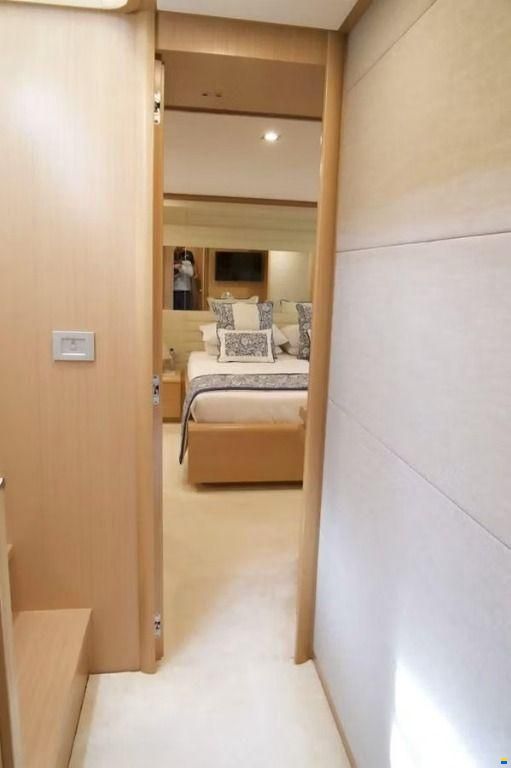 Ferretti 800