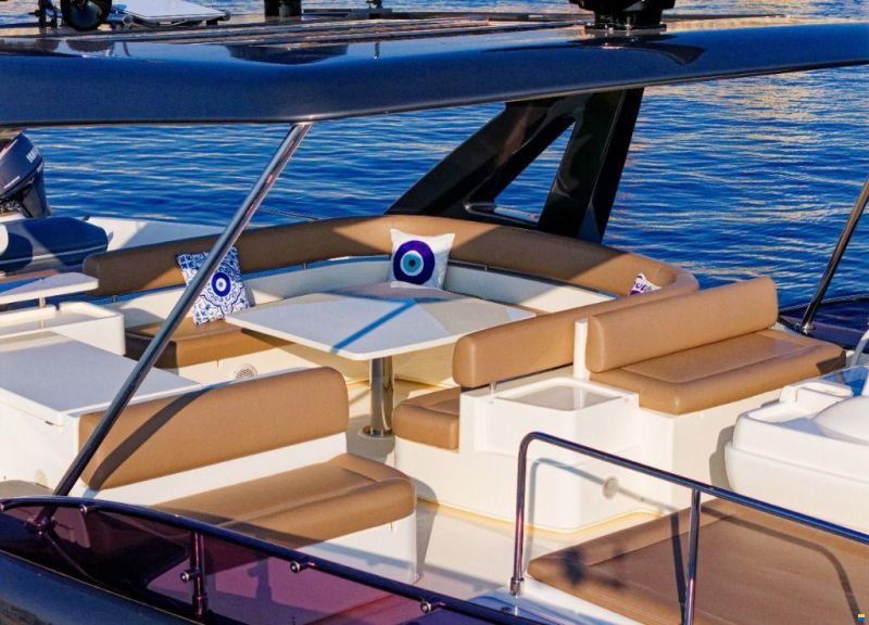 Ferretti 800