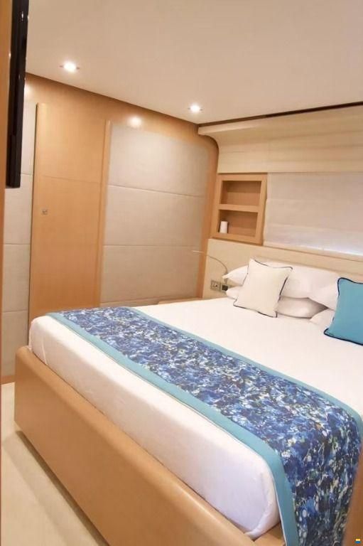 Ferretti 800