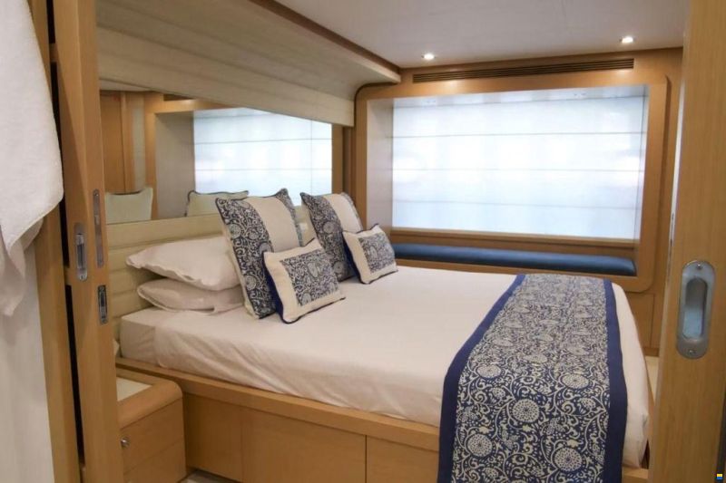 Ferretti 800