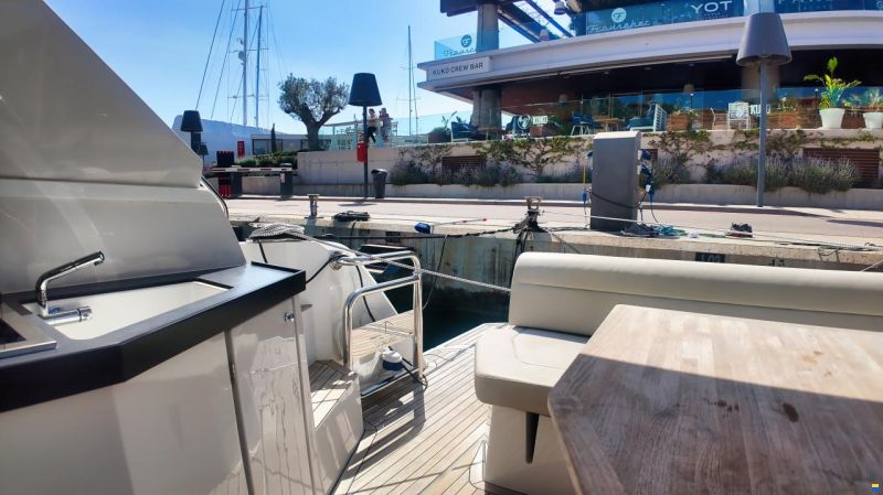 Sealine S335